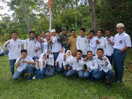 Danramil 13 Kapten Inf. Edi Latih Siswa PBB