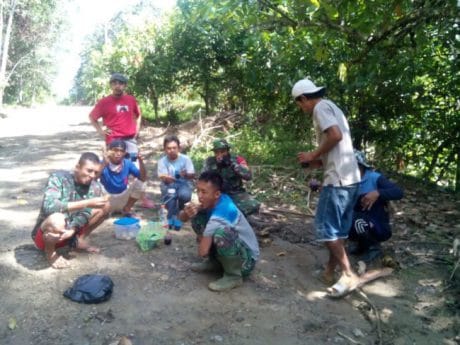 Makan Nasi Bungkus Daun Enak Tenan