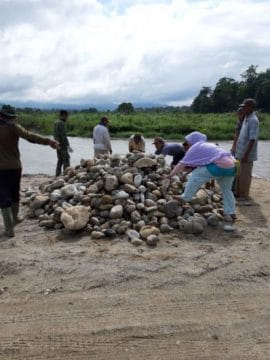Ibu-Ibu Ikut Juga Dalam TMMD Walaupun Sudah Diperingatkan