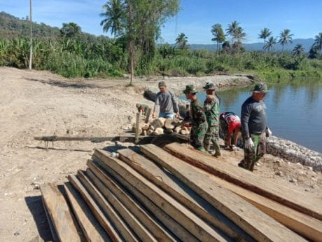 Ratusan Kayu Disiapkan untuk Kelancaran Jembatan