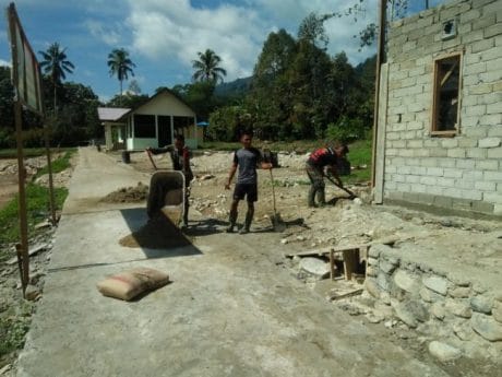 Pembangunan Rumah Tiga Pilar Masih Terus Pengedropan Material