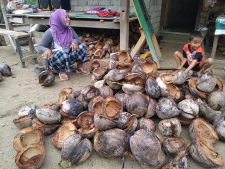 Zulfikar : ” Kalau Saya Tak Bantu Emak, Kasihan Om Tentara Nanti Tak Makan.