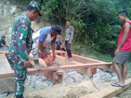 Gergaji Mesin Mini Ikut Digunakan dalam Pengerjaan Jembatan II