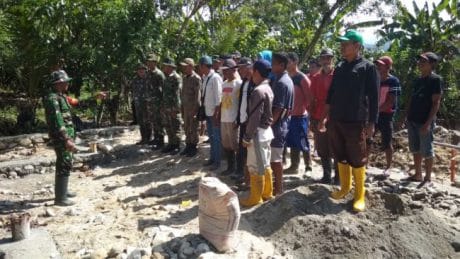 Warga bersama unsur TNI – Polri