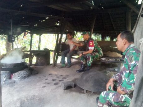 Dansatgas 1306/DGL Bersama Danramil 02/BRM Istirahat di Tempat Pembuatan Gula Merah