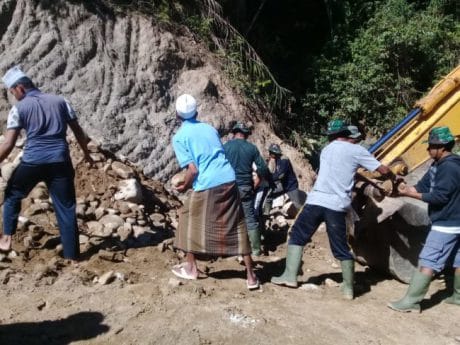 Bagai Koloni Semut, Satgas dan Warga Percepat Pengerjaan Jalan