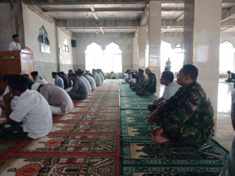 Kebersamaan dalam Kesederhanaan Isi  Waktu Satgas TMMD Istirahat di Lokasi Sasaran