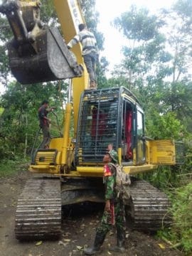 Selain Tenaga Manusia, Ekskavator Juga Dibutuhkan.