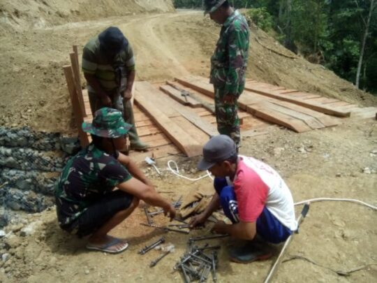 Warga dan TNI Giat Bekerja dalamPembangunan Jalan TMMD 104 Donggala