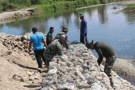 Danramil 02/Brm Pastikan Ketersediaan Bahan Material TMMD 104