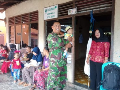 Bentuk Sayang Pada Balita, Ini yang Dilakukan Pelda Sudiyono