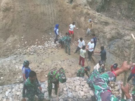 Satgas TMMD Tanamkan Kepedulian Sosial kepada Warga