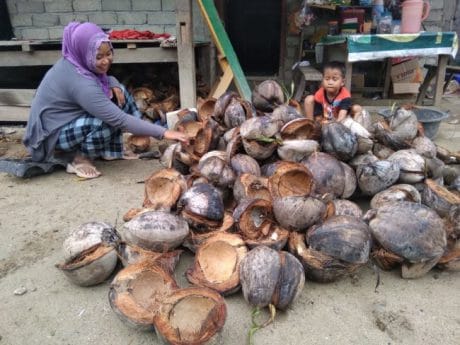 Ani  Kini Tak Takut Pulang dari Ladang