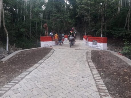 Guru SMPN 4 Semberjambe Mengaku Jembatan Baru Mudahkan Siswa-siswinya Nyebarang Sungai