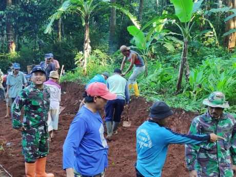 Danramil 01/Subah Pimpin Karya Bakti Pelebaran Jalan Penghubung Antara Desa