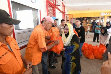 Istri Gubernur Kepri Serahkan Bingkisan untuk Para Porter Pelabuhan