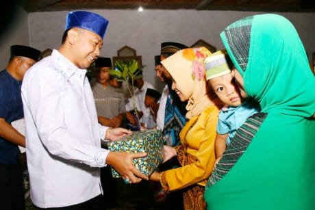 Safari Ramadhan, Bupati Lampura Beri Bantuan Di Masjid Al-Hidayah Negeri Ratu