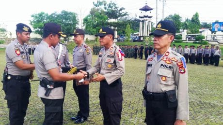 Dinilai Berprestasi, Kapolres Lampura Beri Reward Tiga Kapolseknya