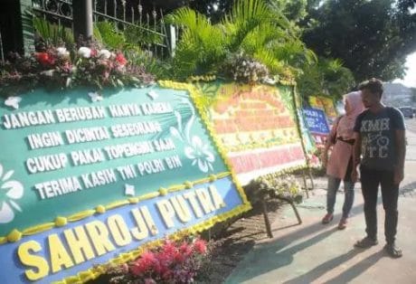 Ratusan Karangan Bunga Dukung TNI, Polri dan BIN