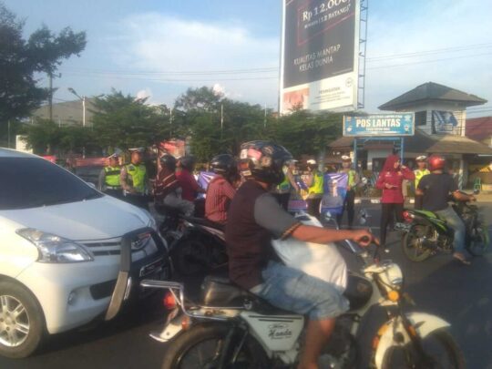 Keren, Anggota Sat Lantas Polres Lampura Bagi Takjil Gratis