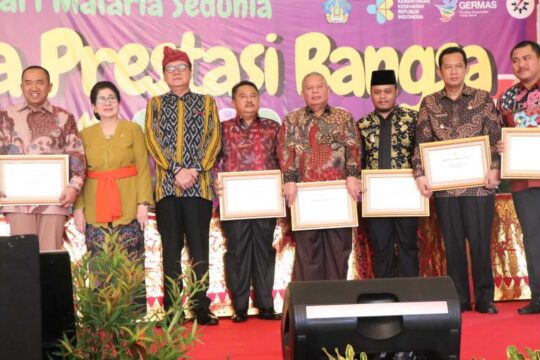 Bupati Safrial Terima Sertifikat Eliminasi Malaria dari Menteri Kesehatan RI