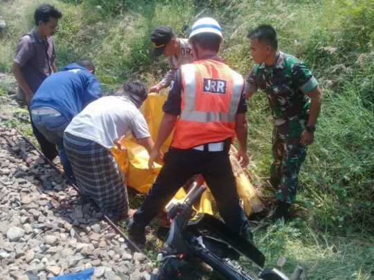 Anggota Koramil 13/Banyuputih Bantu Evakuasi Korban Kecelakaan Kereta Api