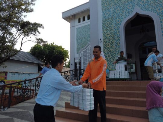 Berkah Ramadan, KPP Pratama Tuban Bagi Makanan Gratis