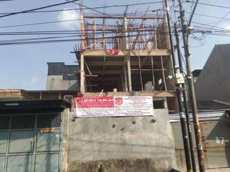 Terpasang 2 Banner Media di Bangunan yang Telah Tersegel, Ada Apa ?