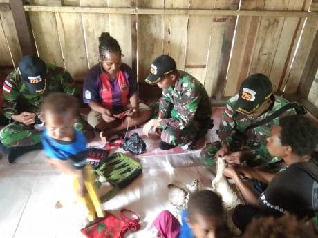 Satgas Yonif 725 Lestarikan Noken Sebagai Kearifan Lokal Bernilai Ekonomis