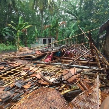 Gubrak, Rumah Ali Ambruk, Akibat Hujan Lebat Disertai Angin