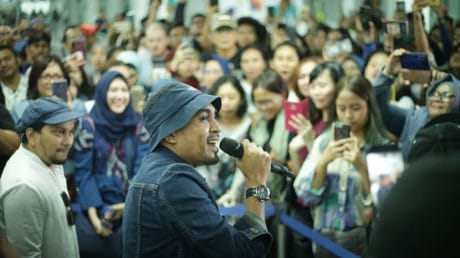 Jelang Playfest 2019, Tompi & Glenn Fredly Ngamen di Stasiun MRT Bundaran HI