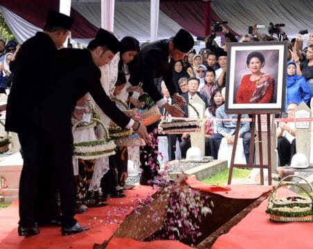 Willem Wandik : Wafatnya Ibu Ani Momen Rekonsiliasi Politik Pasca Pemilu