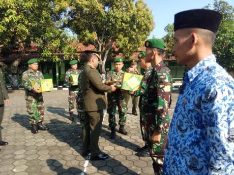 Dandim 0736/Batang Secara Simbolis Serahkan Bingkisan Lebaran Kepada Prajurit dan PNS