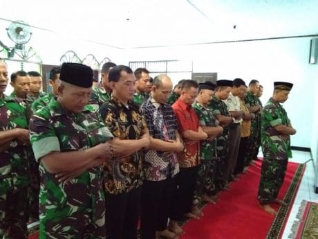 Kodim Batang Berikan Penghormatan Kepada George Toisutta dengan Sholat Ghaib dan Doa