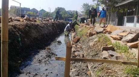 Mengawali Pra TMMD, TNI dan Warga Mulai “Menyentuh” Bangunan Talud