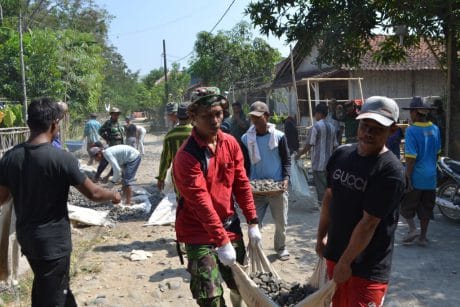 Sore Ini, Jalan Makadam Di Kasih Batu dan Pasir