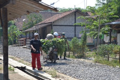 Meski Belum Rampung, Warga Sudah Gunakan jalan Makadam