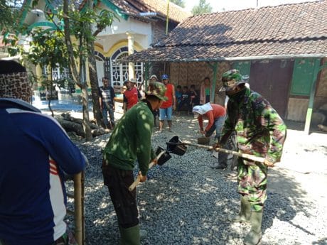 Satgas TMMD Bergantian Tuang Aspal Ke Jalan