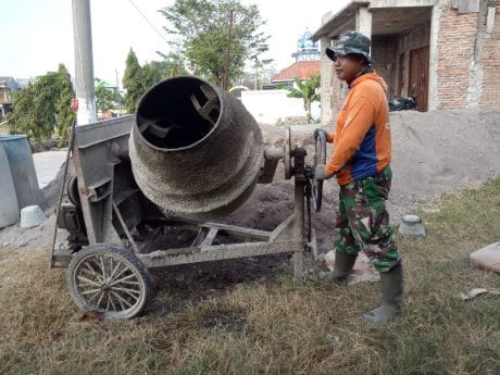 “Bergulat” Dengan Teriknya Matahari di Lokasi TMMD