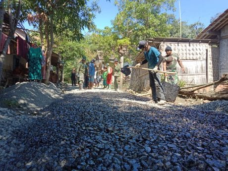 Satgas Pra TMMD Ratakan Batu Ukuran 2/3