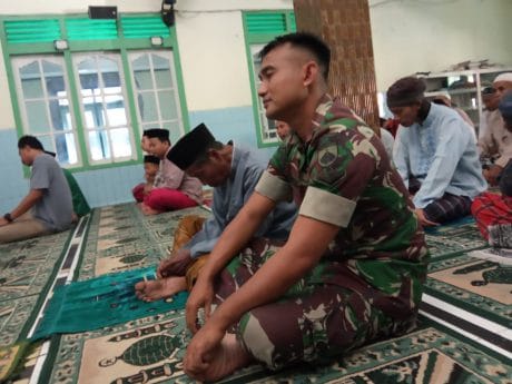 PERSONIL SATGAS PRA TMMD REG KE 105 KODIM 0716/DEMAK SHOLAT JUMAT BERSAMA WARGA
