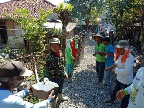 Potret Bahu Membahu Angkat Material Jalan