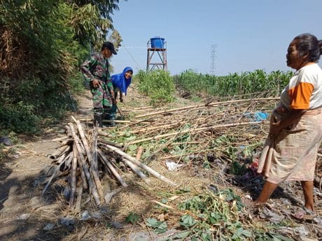 Warga Perluas Jalan Setapak Untuk Jalan Usaha Tani