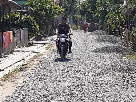 Warga Mulai Coba Gunakan Jalan Aspal