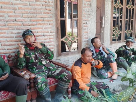 Rehat Untuk Koordinator Pengerjaan Aspal Jalan Sesuai RAB