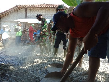 Serunya, Angkat Sertu Buat Pemadatan Jalan Aspal