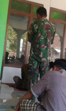 Satgas Pra TMMD Sholat Jumat Berjamaah Di Masjid