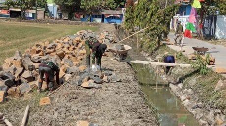 Satgas TMMD Yang Handal Pecah Batu