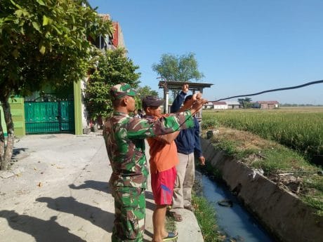 Benahi “Saluran Listrik” Putus Juga Dilakukan Satgas TMMD