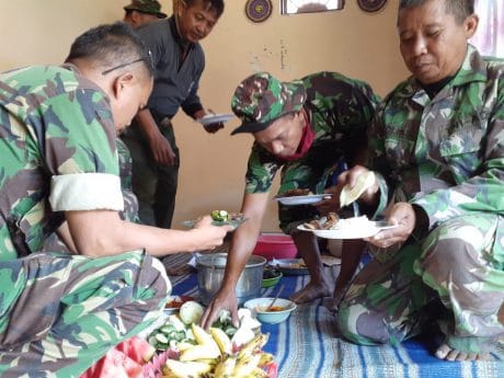 Lahapnya Satgas TMMD Makan Siang